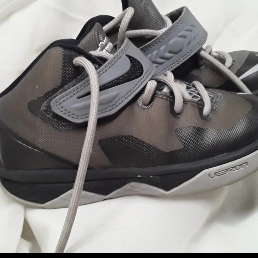 Lebron James - Picture 2 of 3